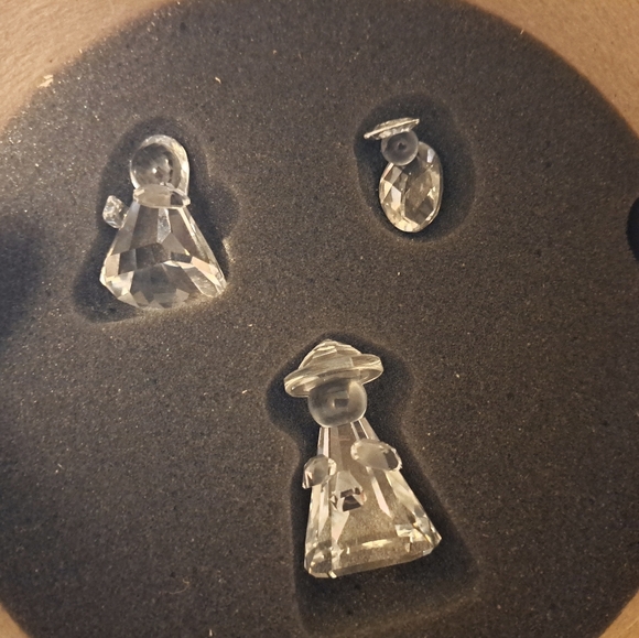 Swarovski Nativity Holy Family with arch pristine in box with C0A - Picture 4 of 9